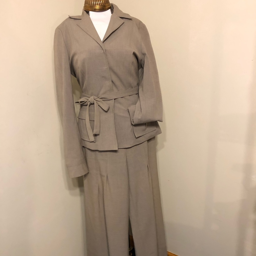 Vintage Women’s Tahari  pants and blazer suit